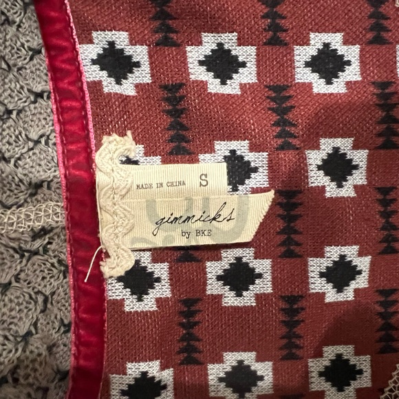 Beautiful light sweater size small. Gimmicks brand from the Buckle - Picture 3 of 6